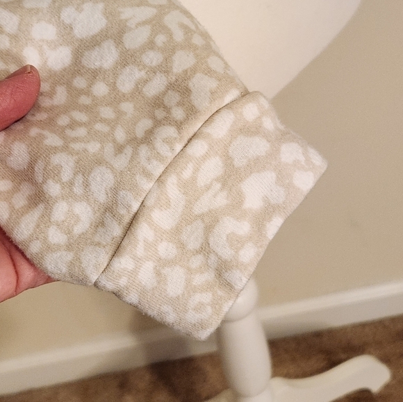 Colsie Women's Leopard Print Beige and White Cropped Sweatshirt, size Medium - Picture 3 of 9